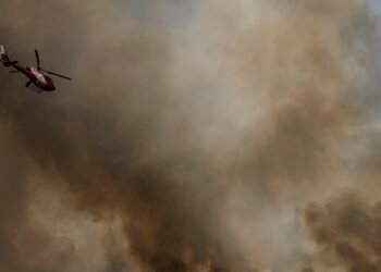 Fogo do Parque Nacional de Brasília se aproxima das casas