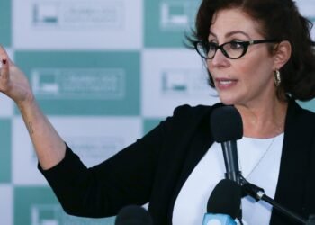 Deputada Carla Zambelli é internada e falta a depoimento no STF