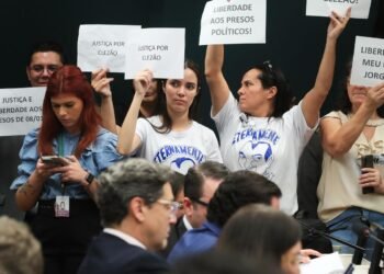 Projeto da anistia aos golpistas do 8 de janeiro é adiado na CCJ