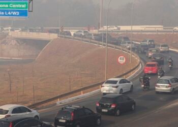Fumaça do incêndio no Parque Nacional se espalha pela capital federal