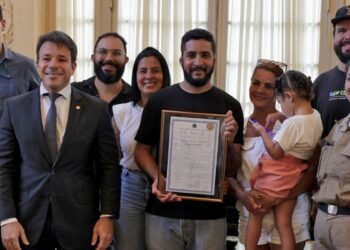 Mototaxista que salvou garoto é homenageado no Rio