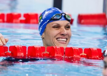 Carol Santiago conquista medalha de prata nos 100 metros peito