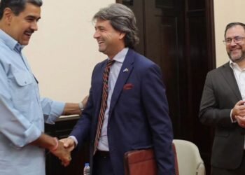 Após asilo de opositor, Venezuela tenta normalizar relações externas