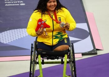Maria de Fátima Castro levanta 133 quilos para ganhar bronze em Paris