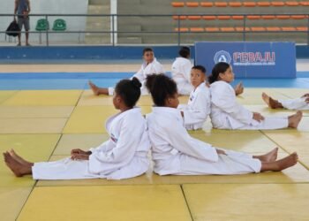 Crianças têm primeira experiência com o judô no Ginásio de Cajazeiras durante Caravana do Esporte Febaju
