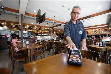São Paulo (SP), 17/10/2024 - Raimundo gerente do restaurante Floriano, bairro de Santo Amaro em São Paulo, que foi afetado pela falta de energia devido as chuvas na capital. Foto: Paulo Pinto/Agência Brasil