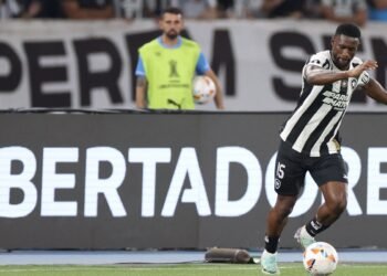 Pelo sonho da Libertadores, Botafogo recebe o Peñarol no Nilton Santos