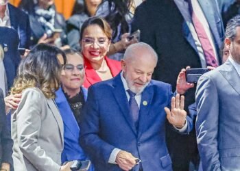 Após troca de aeronave, Lula retorna ao Brasil