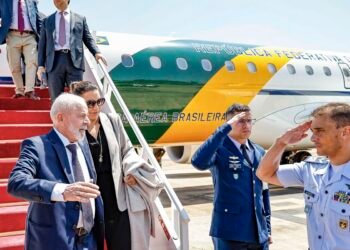 Lula desembarca em Brasília após problema com avião no México