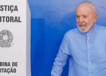 Lula vota em São Bernardo e diz que é hora de “corrigir erros”