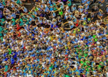 Fiéis lotam ruas de Belém para acompanhar procissão do Círio de Nazaré