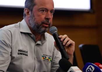 Decisão sobre horário de verão será na terça-feira, diz ministro