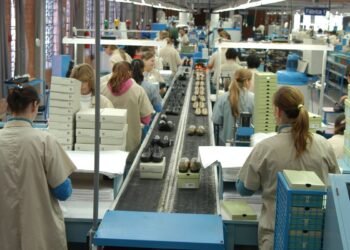 Desemprego cai para 6,4% entre julho e setembro, diz IBGE