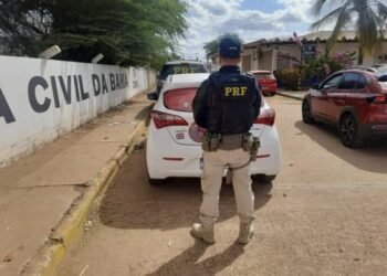 PRF recupera carro roubado e outro apresentava adulterações; motoristas foram detidos