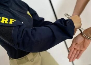 PRF prende homem por não pagar pensão e socorre pedestres desorientado