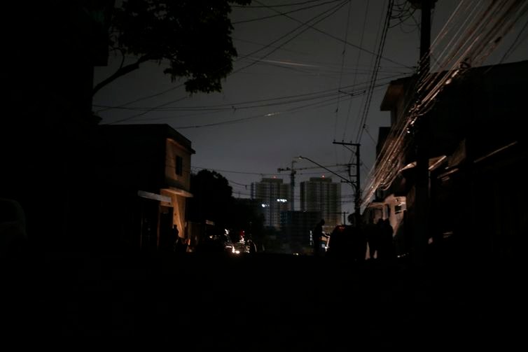 São Paulo (SP), 13/10/2024  -.Avenida Padre Arlindo Vieira no  bairro do Jabaquara sem energia elétrica desde sexta-feira devido as chuvas,.Foto: Paulo Pinto/Agência Brasil