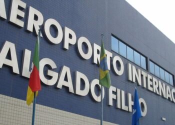 Após enchentes, Aeroporto Salgado Filho reabre nesta segunda no RS