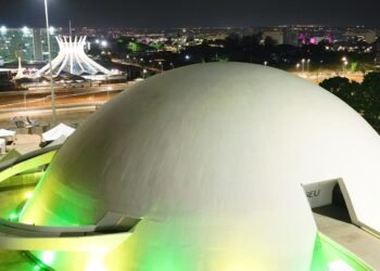 Brasília se ilumina de verde e amarelo 2 dias antes de jogo da seleção
