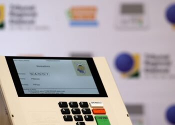 Moraes autoriza investigados por atos golpistas a votar no domingo