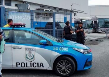 Criminosos sequestram 8 ônibus para fechar rua durante operação no Rio