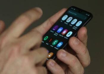 Oito em cada 10 adultos defendem a proibição de celulares em escolas