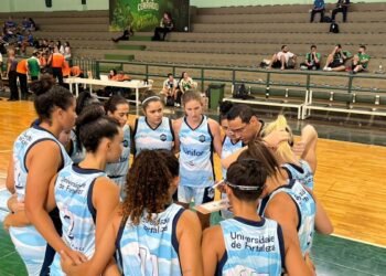 Jovem participa do JUBs com torcida organizada particular