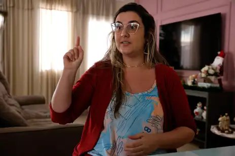 Tânia Rêgo/Agência Brasil Rio de Janeiro (RJ), 25/10/2024 - Bruna Campos, mãe de Thalyson Barbosa, adotado aos 13 anos, em sua casa em Campo Grande, zona oeste da cidade. Foto: Tânia Rêgo/Agência Brasil