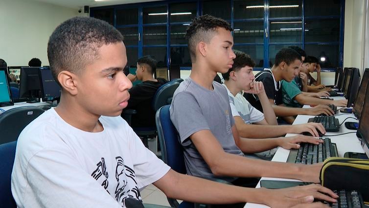 Divulgaçāo Brasília (DF) - Caminhos da Reportagem - Alunos participam de curso técnico e profissionalizantes que é um atalho para o 1 emprego.
A taxa de desemprego no Brasil é de 8,8%, segundo a pesquisa mais recente do IBGE. Já entre os jovens de 18 a 24 anos, esse índice é o dobro: 18%.
Foto: Divulgaçāo