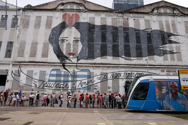 Tânia Rêgo/Agência Brasil Rio de Janeiro(RJ), 14/11/24 - Fila de entrada para o Espaço Kobra, onde acontecem as atividades autogestionadas do G20 Social, na região portuária do Rio. Foto: Tânia Rêgo/Agência Brasil