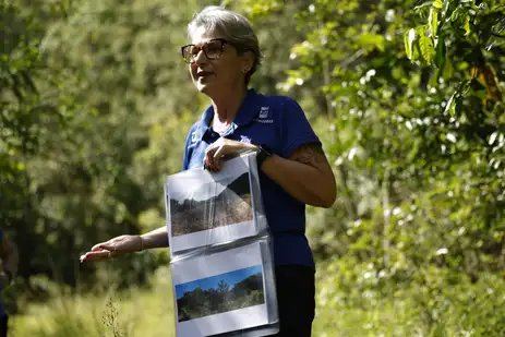 Cachoeiras de Macacu (RJ) 25/11/2024 – A presidente da Ação Socioambiental (ASA), Gabriela Viana, fala sobre o Projeto Guapiaçu, que trabalha reflorestamento de áreas degradadas para restauração da Mata Atlântica, monitoramento de espécies e educação ambiental. Foto: Fernando Frazão/Agência Brasil