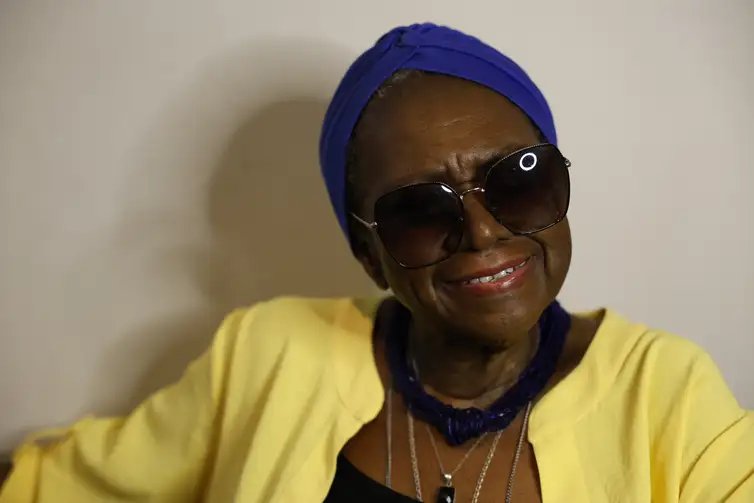 Rio de Janeiro (RJ) 27/11/2024 – Retrato da cantora Áurea Martins, homenageada da 7ª edição do Encontro Nacional e Internacional de Mulheres na Roda de Samba. Foto: Fernando Frazão/Agência Brasil