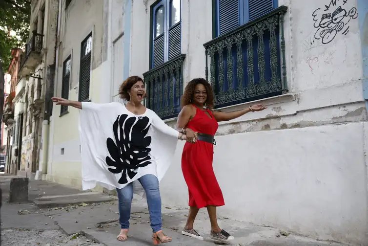 Rio de Janeiro (RJ) 27/11/2024 – Retrato das cantoras Dorina, idealizadora do Encontro Nacional e Internacional de Mulheres na Roda de Samba, e Vera de Jesus, neta de Clementina de Jesus, homenageada in memoriam da 7ª edição do evento. Foto: Fernando Frazão/Agência Brasil