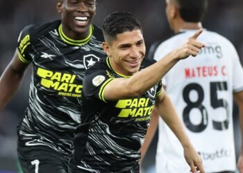 Bota supera o Vasco e amplia a vantagem na liderança do Brasileiro