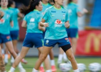 Seleção feminina realiza primeiro treino com todas as convocadas
