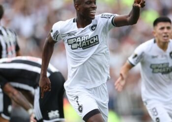 Botafogo supera expulsão relâmpago e conquista Libertadores inédita