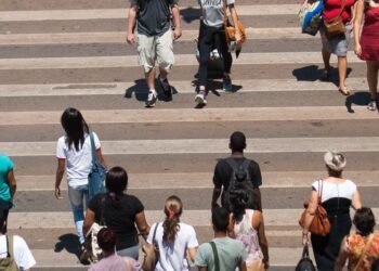 Expectativa de vida ao nascer no Brasil sobe para 76,4 anos em 2023