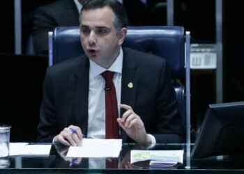 Após alta do dólar, Pacheco condiciona isenção do IR à situação fiscal