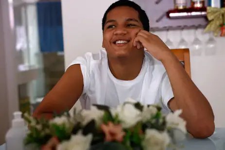 Tânia Rêgo/Agência Brasil Rio de Janeiro (RJ), 25/10/2024 - Thalyson Barbosa, adotado aos 13 anos, em sua casa em Campo Grande, zona oeste da cidade. Foto: Tânia Rêgo/Agência Brasil
