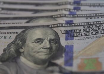 Dólar fecha perto dos R$ 6 e bate novo recorde após anúncio de pacote