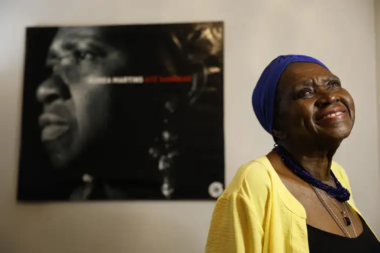 Rio de Janeiro (RJ) 27/11/2024 – Retrato da cantora Áurea Martins, homenageada da 7ª edição do Encontro Nacional e Internacional de Mulheres na Roda de Samba. Foto: Fernando Frazão/Agência Brasil