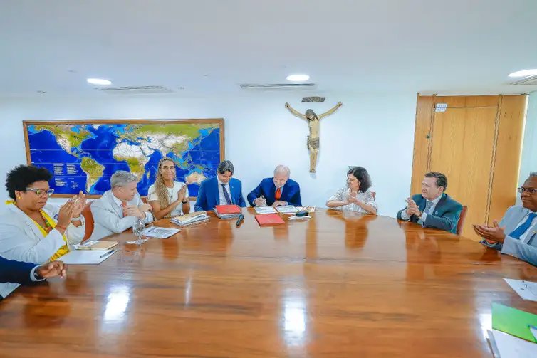 29.11.2024 - Presidente da República, Luiz Inácio Lula da Silva, durante reunião com a Ministra da Igualdade Racial, Anielle Franco, no Palácio do Planalto. Brasília - DF

Foto: Ricardo Stuckert/PR