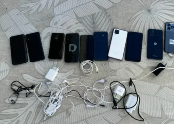 Revistas apreendem dezenas de celulares e eletrônicos em presídio baiano