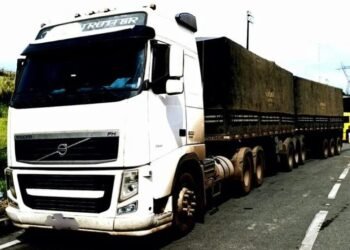 Bitrem 9 eixos é flagrado pela PRF com quase 13 toneladas em excesso