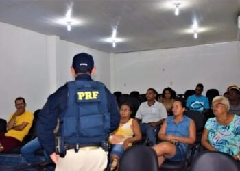 PRF promove ação educativa para passageiros de ônibus em BR na Bahia
