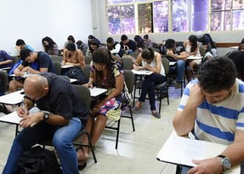Estudantes fazem a prova do Enade neste domingo