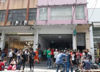 Bombeiros encerram trabalhos três dias após incêndio na região do Brás