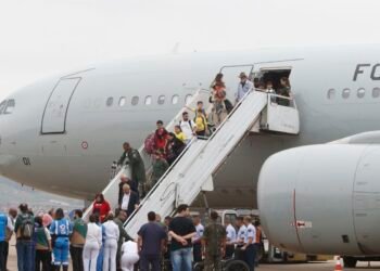 Décimo voo da FAB com 213 repatriados do Líbano chega a São Paulo