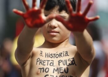 Centenas marcham no dia da consciência negra na Avenida Paulista