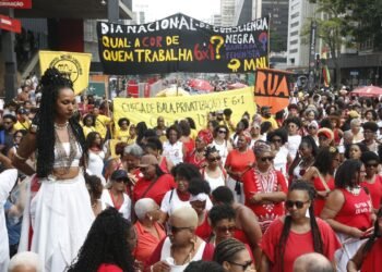 Centenas marcham no dia da consciência negra na Avenida Paulista