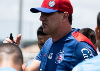 Boneco com foto de Rogério Ceni é pendurado em viaduto em Salvador